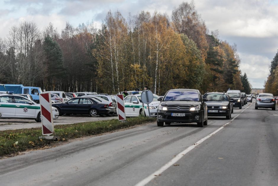 Prie kapinių – transporto spūstys