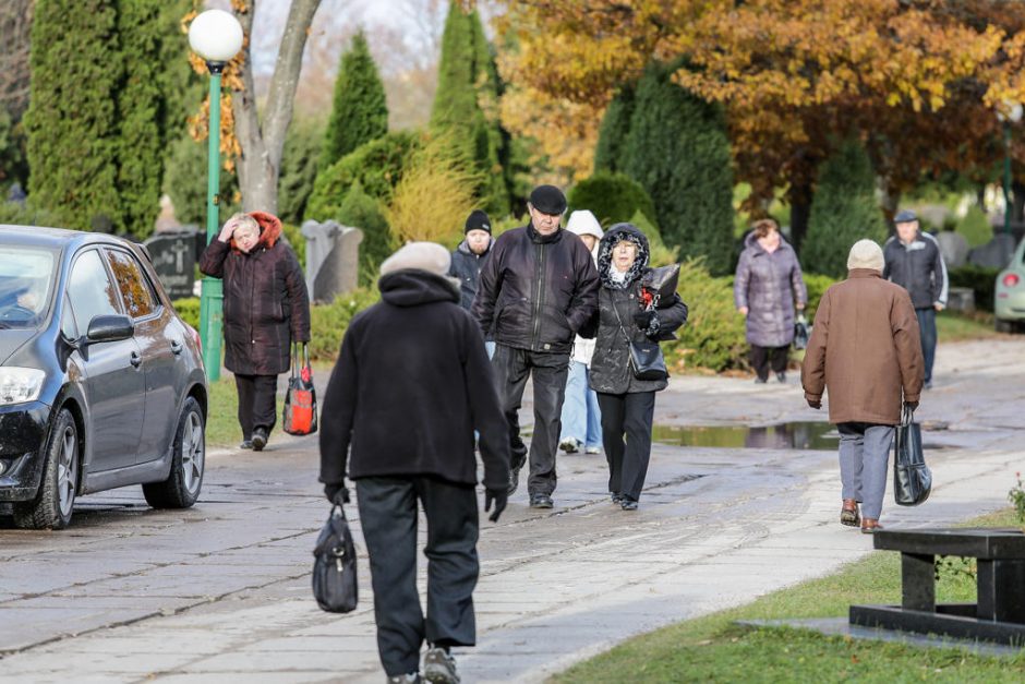 Prie kapinių – transporto spūstys