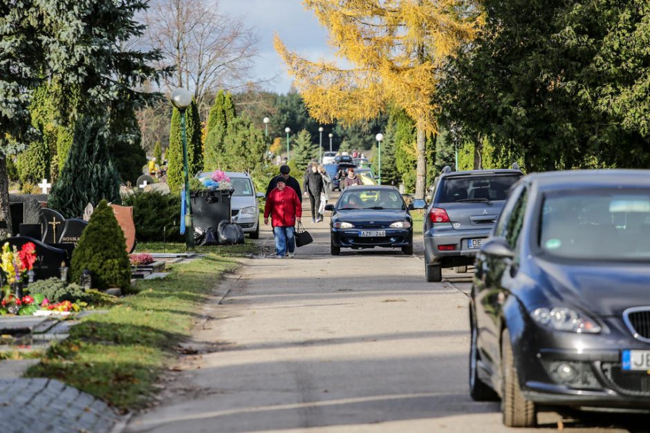 Prie kapinių – transporto spūstys