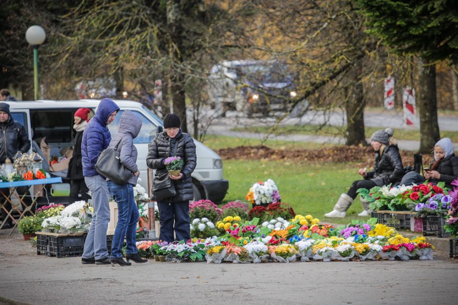 Prie kapinių – transporto spūstys