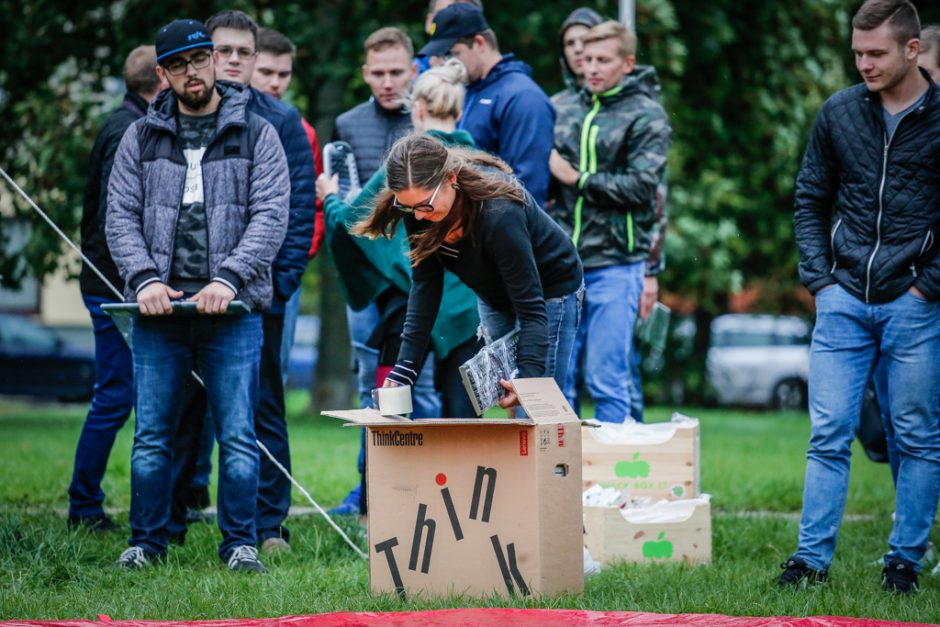 Uostamiestyje skraidė klaviatūros