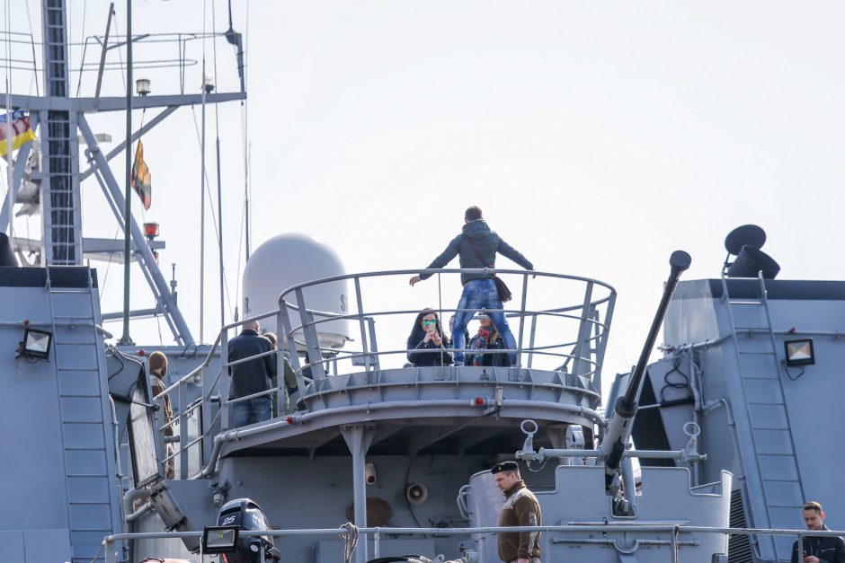 Klaipėdiečiai plūdo apžiūrėti NATO laivų