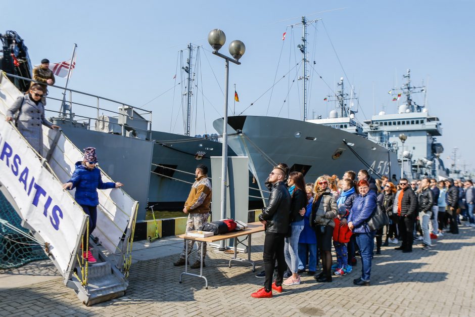 Klaipėdiečiai plūdo apžiūrėti NATO laivų