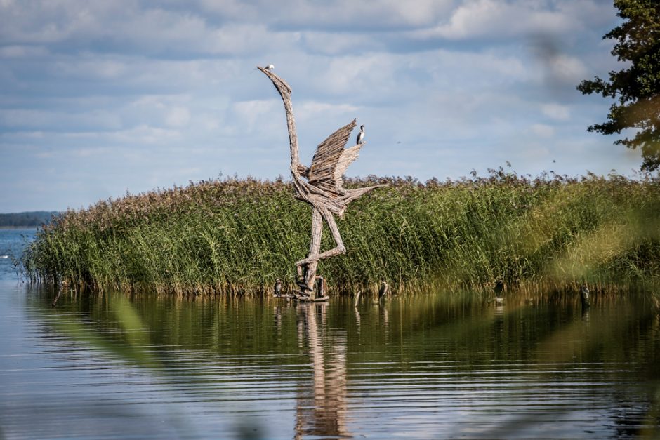 Skulptūros Juodkrantėje virs liepsna