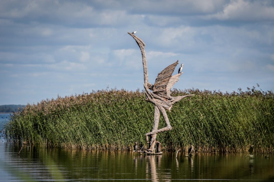 Skulptūros Juodkrantėje virs liepsna