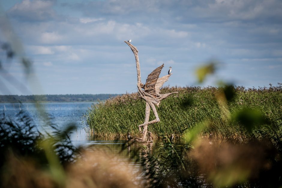 Skulptūros Juodkrantėje virs liepsna