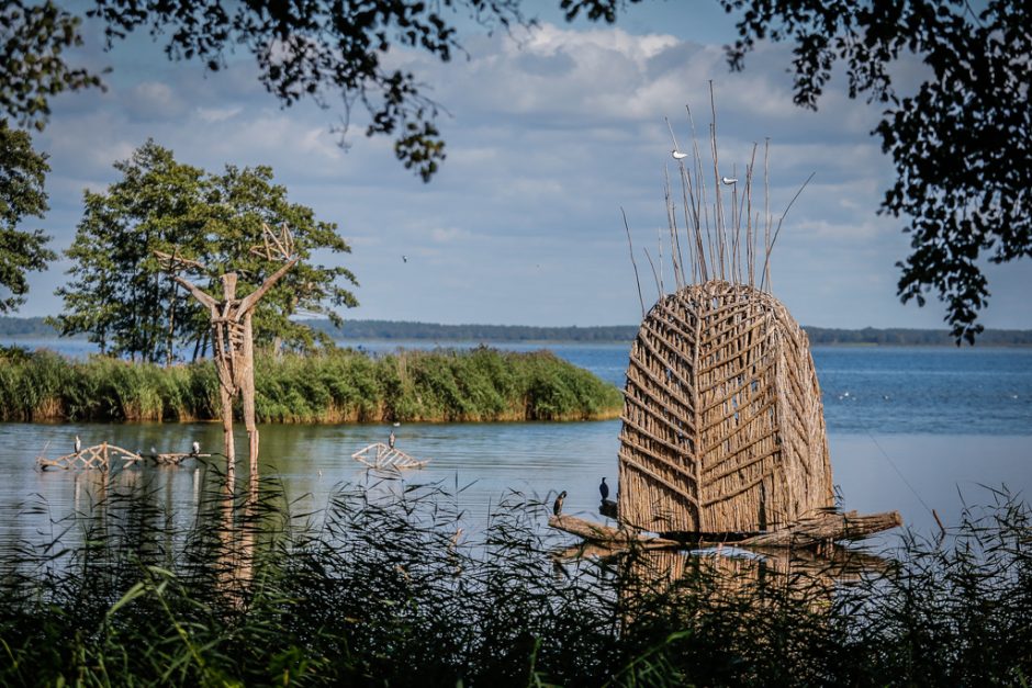 Skulptūros Juodkrantėje virs liepsna