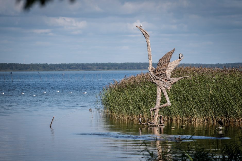 Skulptūros Juodkrantėje virs liepsna