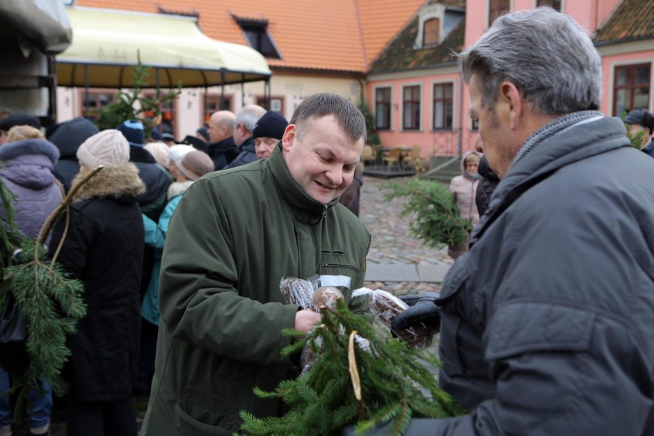 Klaipėdiečiai plūdo pasiimti eglių šakų