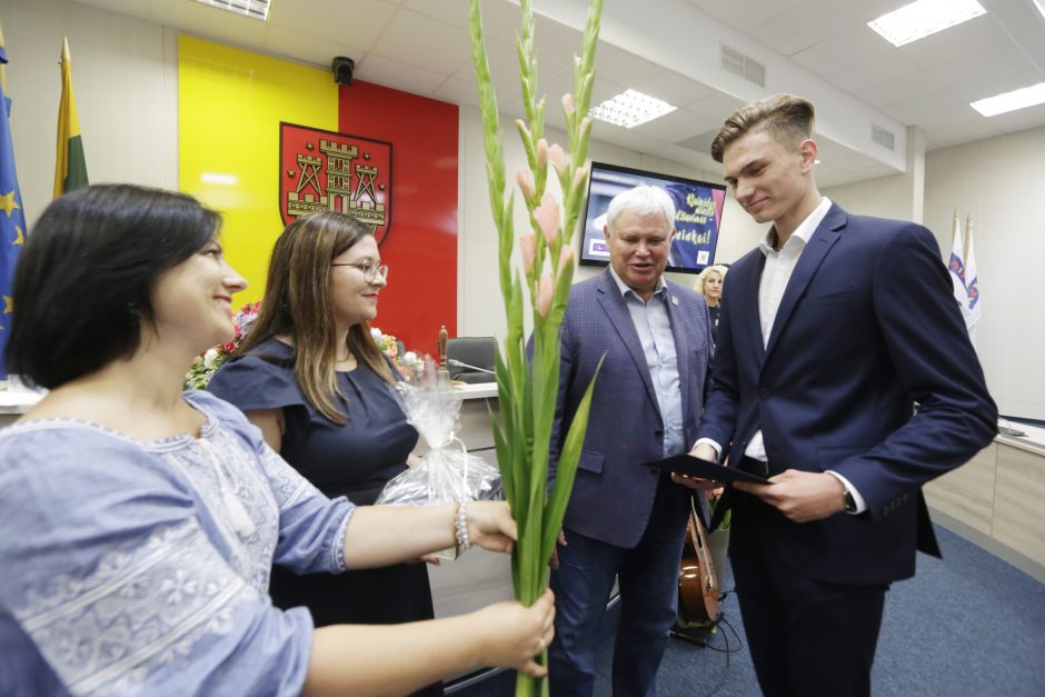 V. Grubliauskas apdovanojo Klaipėdos šimtukininkus