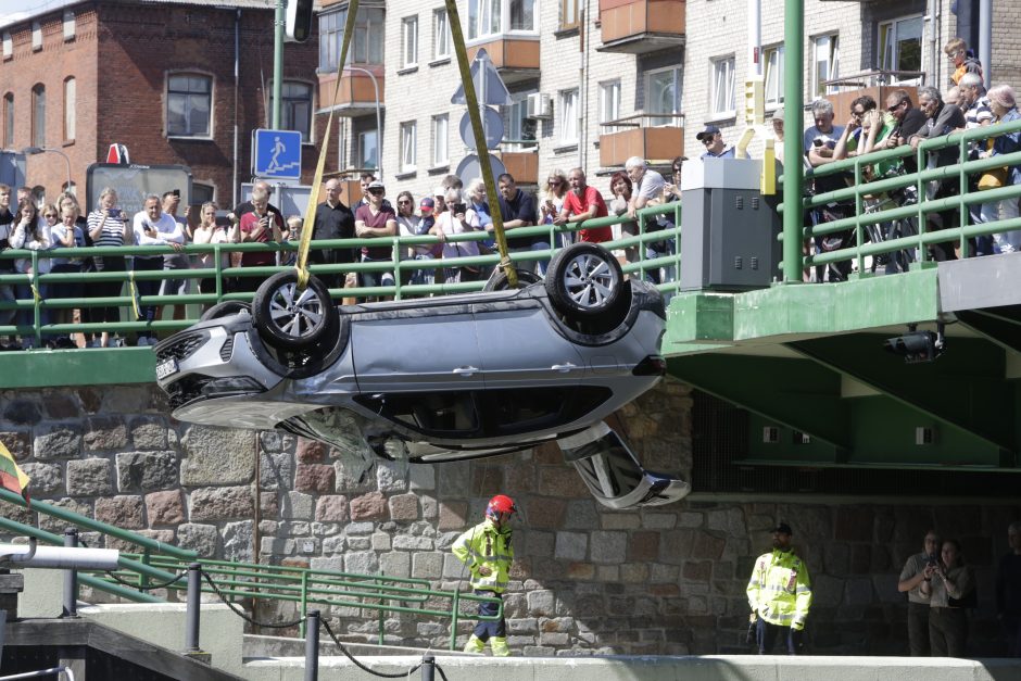 Iš Dangės upės ištrauktas nuskendusio JAV kario automobilis