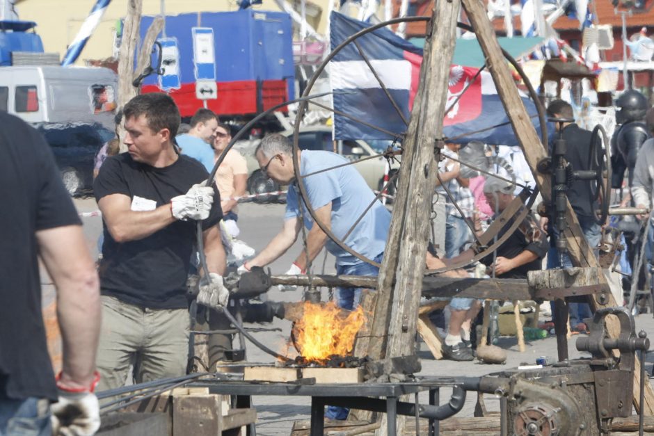 Klaipėdoje būrys kalvių kalė geležinę vėtrungę