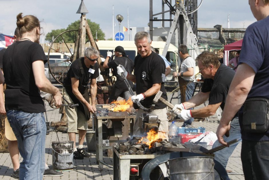 Klaipėdoje būrys kalvių kalė geležinę vėtrungę