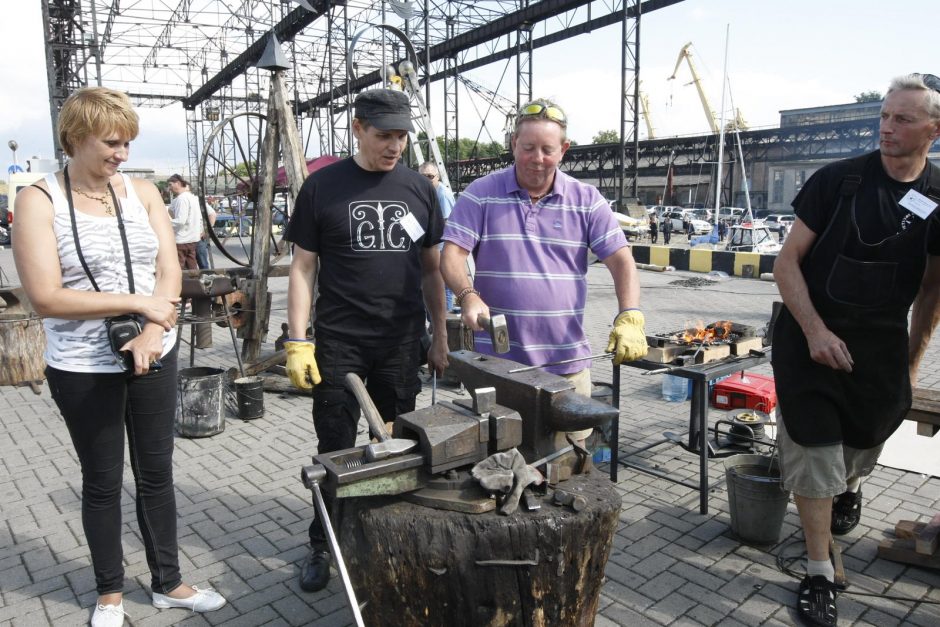 Klaipėdoje būrys kalvių kalė geležinę vėtrungę