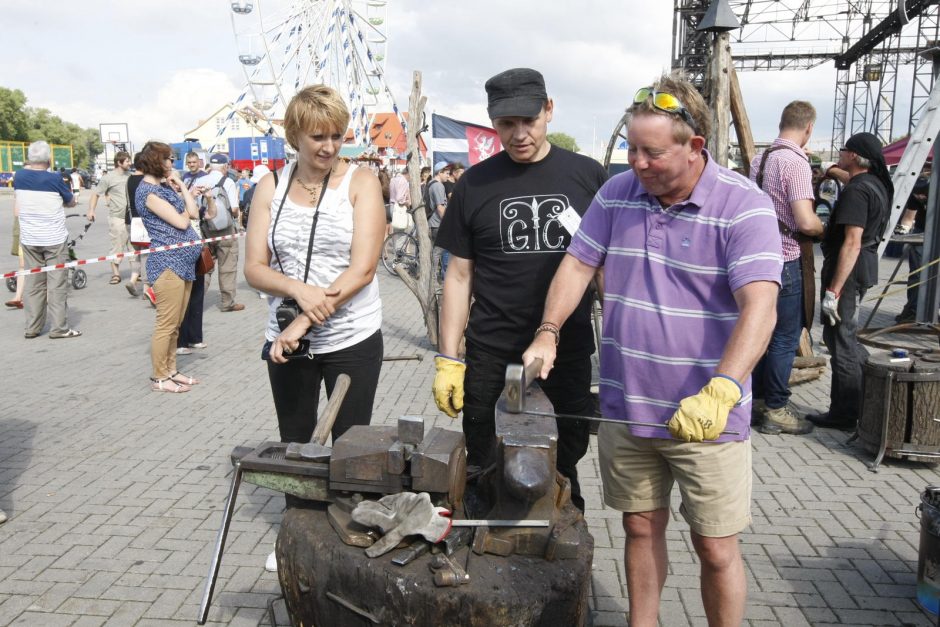 Klaipėdoje būrys kalvių kalė geležinę vėtrungę