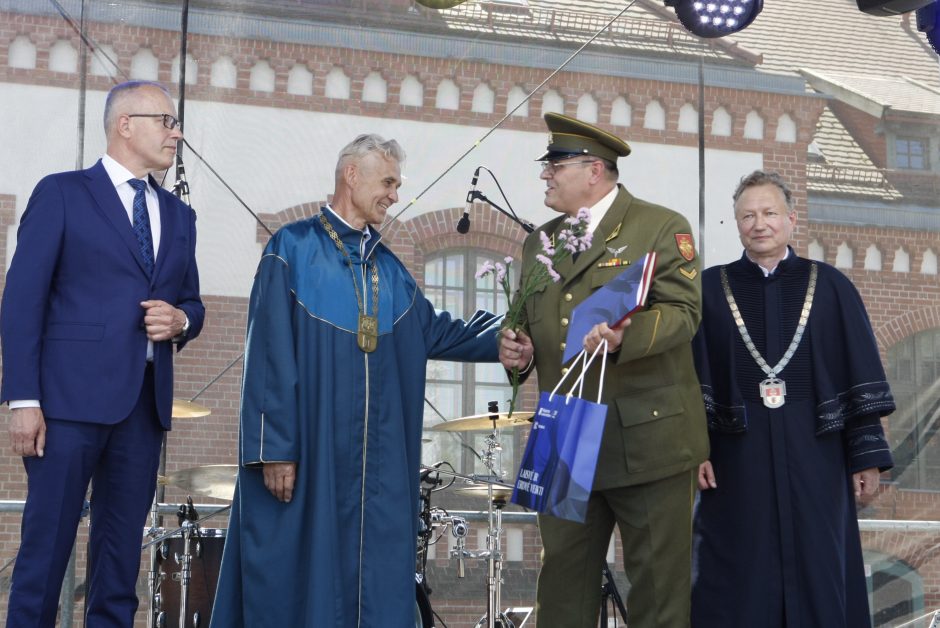 Klaipėdos universiteto absolventams įteikti diplomai