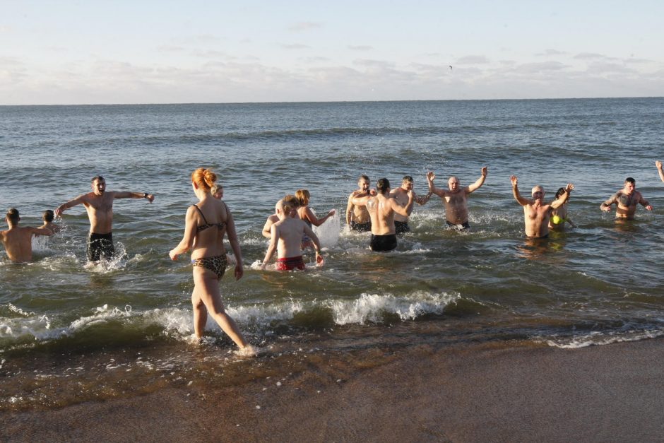 Sveikuoliai nėrė į ledinę Baltiją