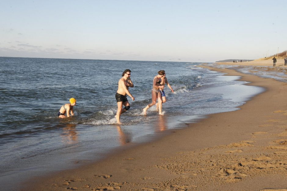 Sveikuoliai nėrė į ledinę Baltiją