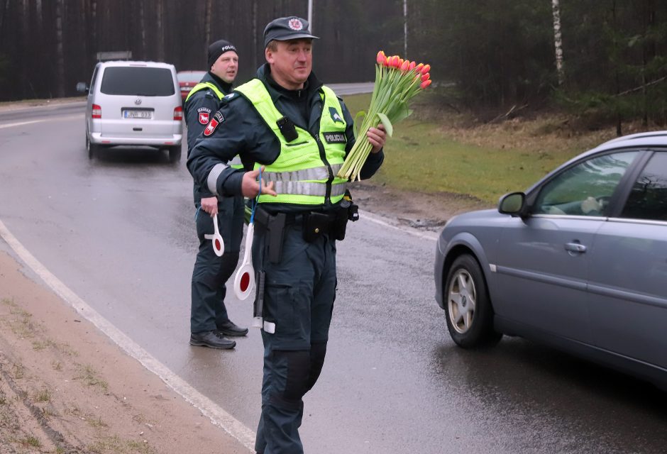 Tęsia tradiciją: Kovo 8-osios proga – išskirtinis pareigūnų dėmesys moterims