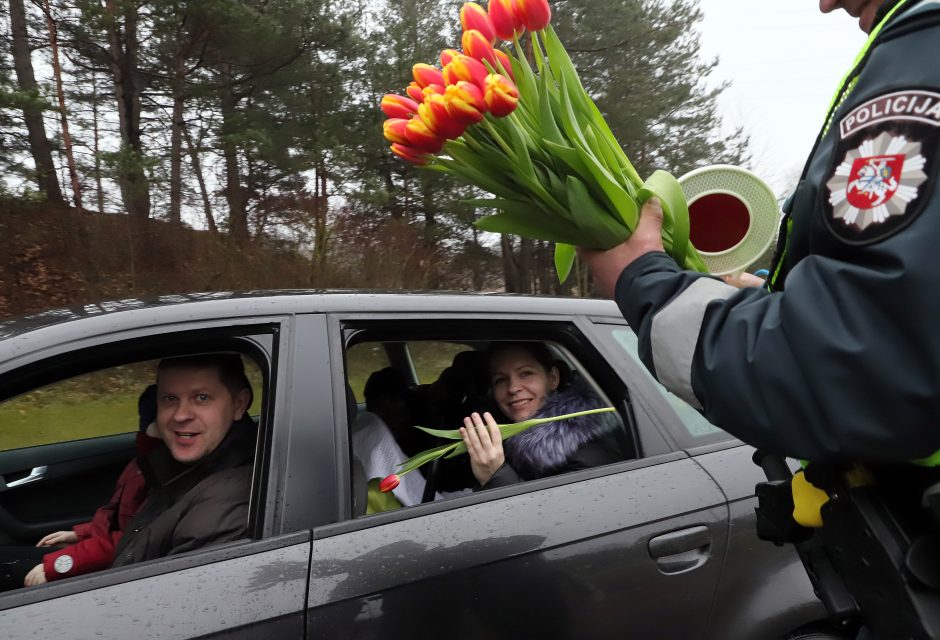 Tęsia tradiciją: Kovo 8-osios proga – išskirtinis pareigūnų dėmesys moterims