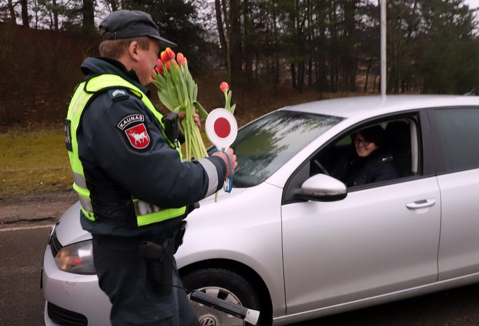 Tęsia tradiciją: Kovo 8-osios proga – išskirtinis pareigūnų dėmesys moterims