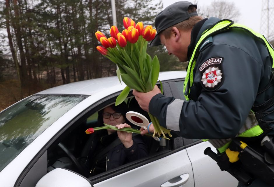 Tęsia tradiciją: Kovo 8-osios proga – išskirtinis pareigūnų dėmesys moterims