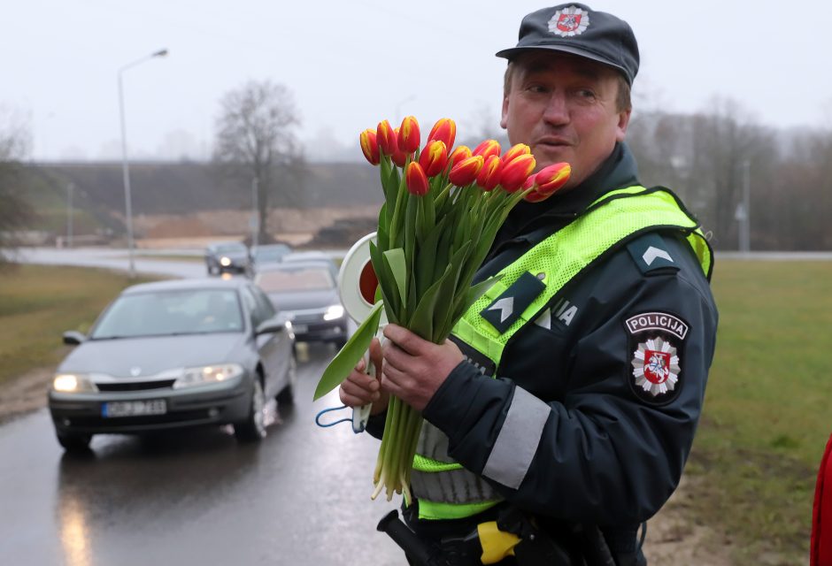 Tęsia tradiciją: Kovo 8-osios proga – išskirtinis pareigūnų dėmesys moterims