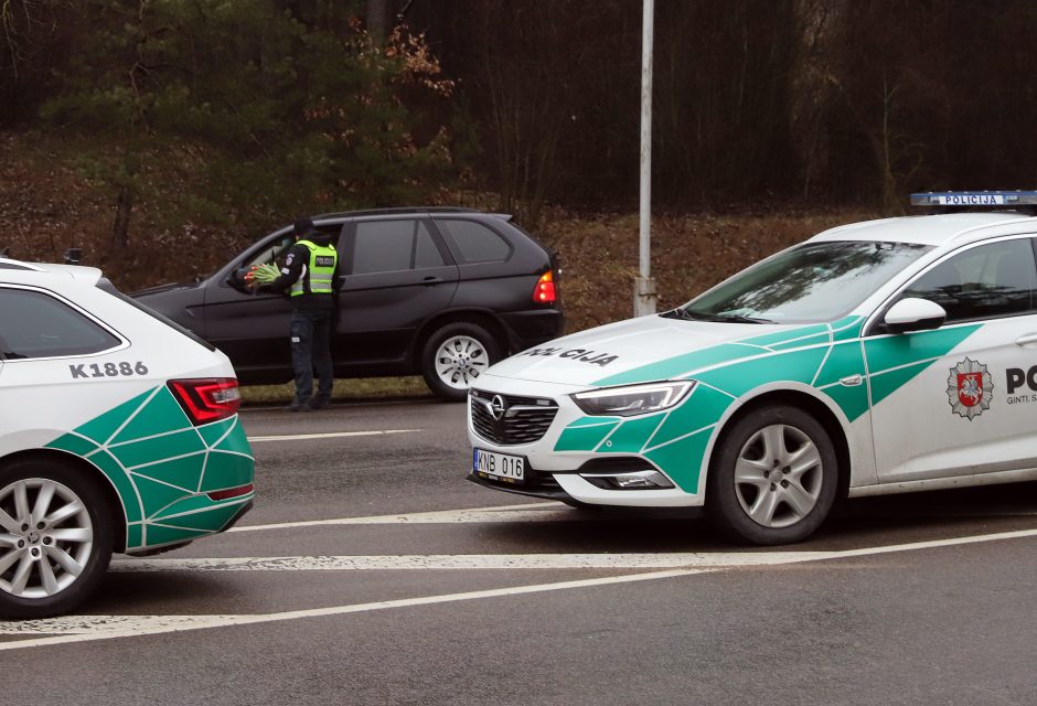 Tęsia tradiciją: Kovo 8-osios proga – išskirtinis pareigūnų dėmesys moterims