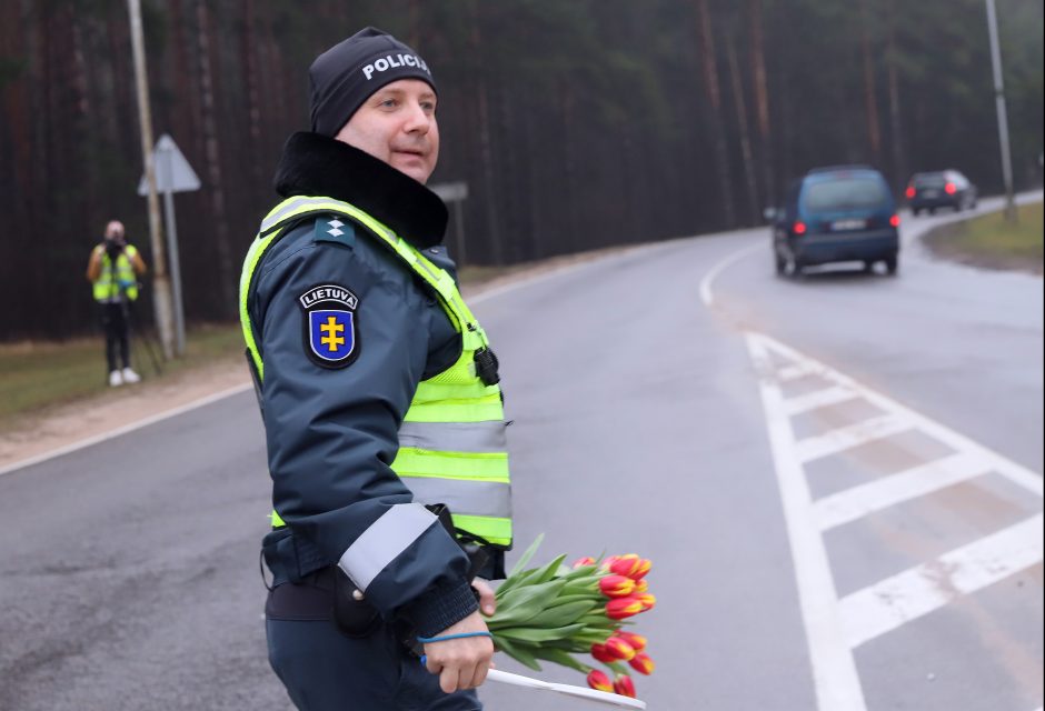 Tęsia tradiciją: Kovo 8-osios proga – išskirtinis pareigūnų dėmesys moterims