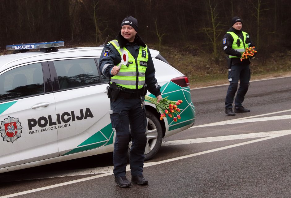 Tęsia tradiciją: Kovo 8-osios proga – išskirtinis pareigūnų dėmesys moterims