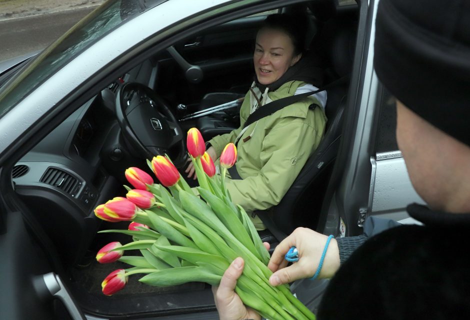 Tęsia tradiciją: Kovo 8-osios proga – išskirtinis pareigūnų dėmesys moterims