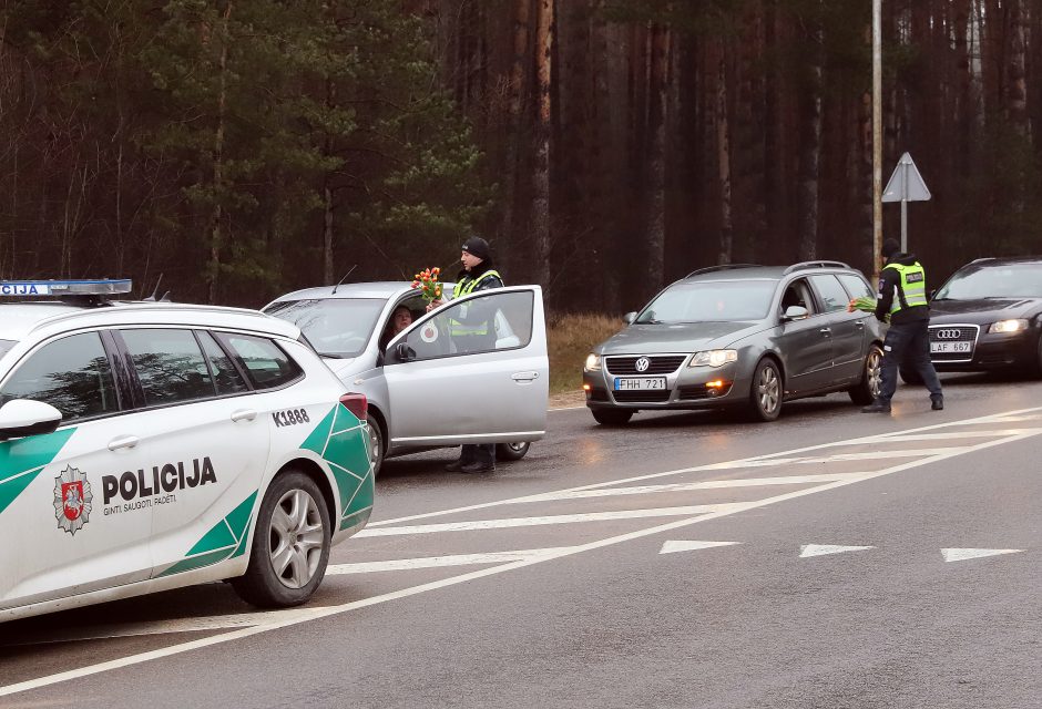 Tęsia tradiciją: Kovo 8-osios proga – išskirtinis pareigūnų dėmesys moterims