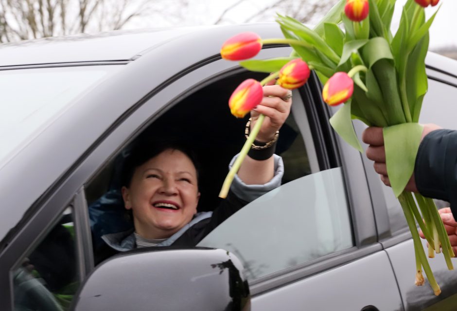 Tęsia tradiciją: Kovo 8-osios proga – išskirtinis pareigūnų dėmesys moterims