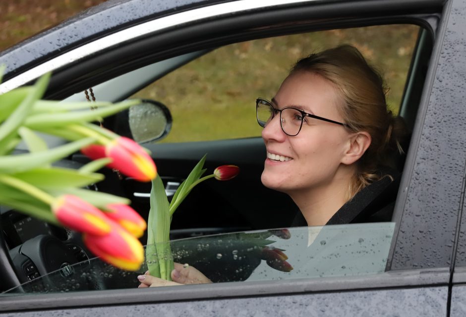 Tęsia tradiciją: Kovo 8-osios proga – išskirtinis pareigūnų dėmesys moterims