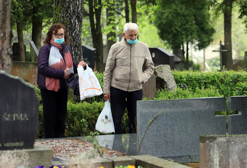 Prieš Motinos dieną kauniečiai lanko kapus