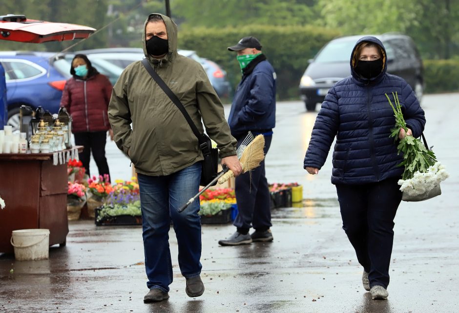 Prieš Motinos dieną kauniečiai lanko kapus