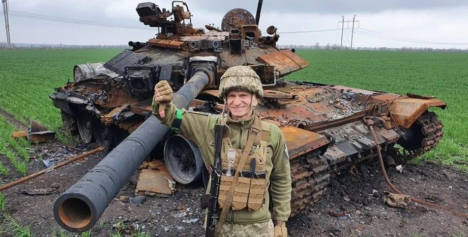 „Pažangiausi ir geriausi pasaulyje“ rusų tankai Ukrainos laukuose liepsnoja ne blogiau už senienas