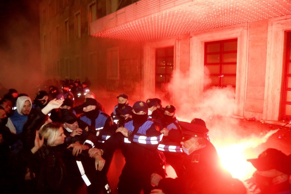 Albanijos sostinėje per protestą prieš policijos smurtą kilo riaušės