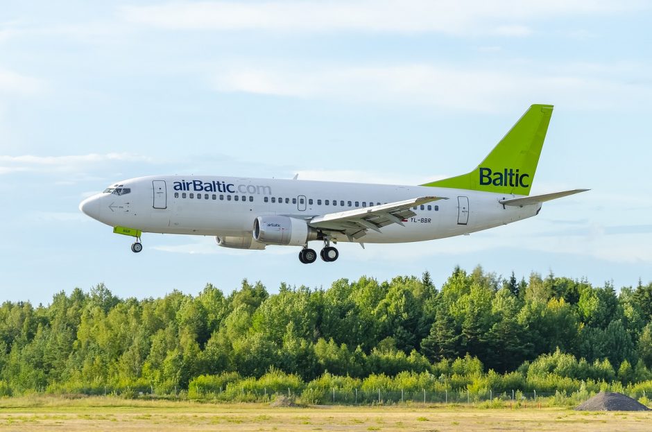 Latvijos valdančioji koalicija nesiryžo nušalinti „Air Baltic“ vadovo