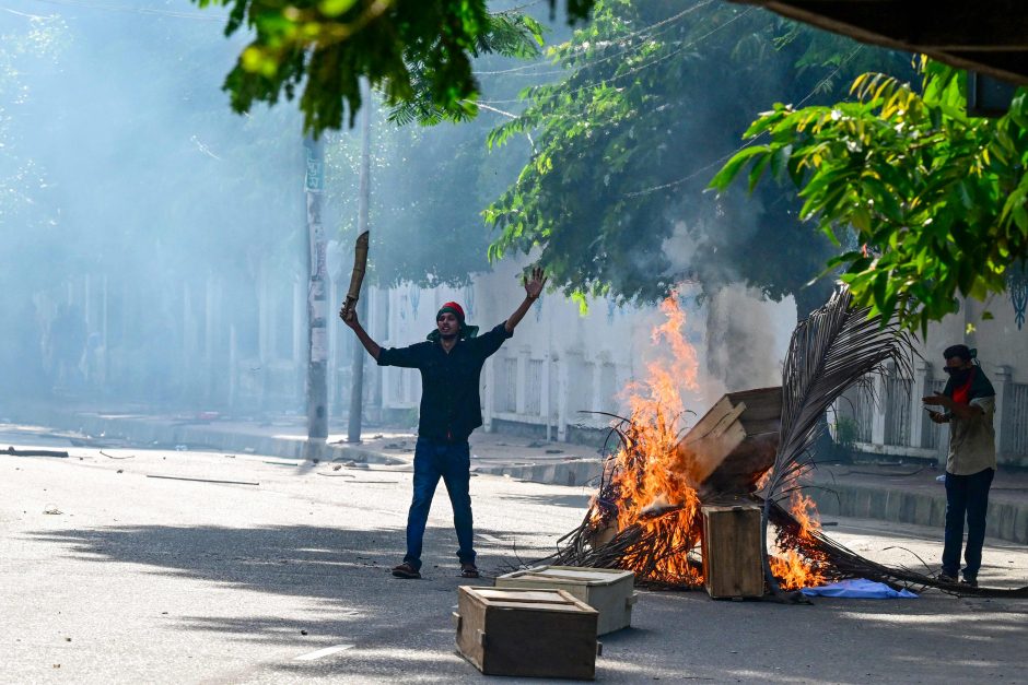 Protestuotojai Bangladeše padegė valstybinės televizijos būstinę