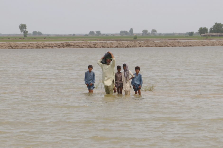 Liūtys ir potvyniai Pakistane nusinešė 320 gyvybių