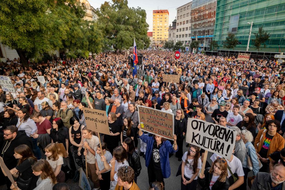 Tūkstančiai slovakų protestavo prieš kultūros ministrę