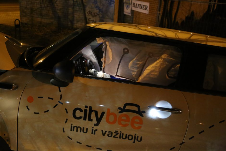 Naktinė avarija Vilniuje: girta 21-erių moteris nesuvaldė „CityBee“ automobilio ir rėžėsi į stulpą