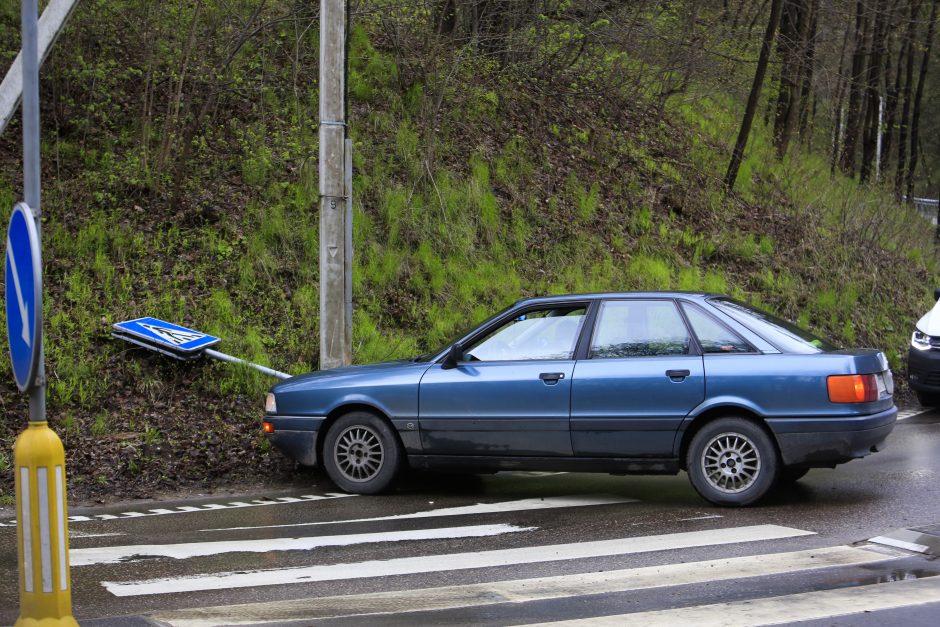 Automobilis Panemunėje išmėgino stulpo tvirtumą