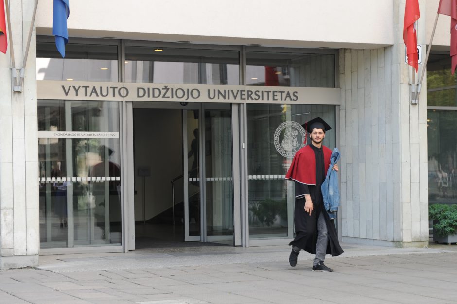 Vytauto Didžiojo universitete – diplomų įteikimo šventė