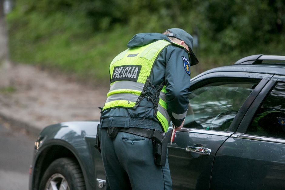 Pareigūnai tikrino automobilius: juose neblaivūs vairuotojai, narkotikai