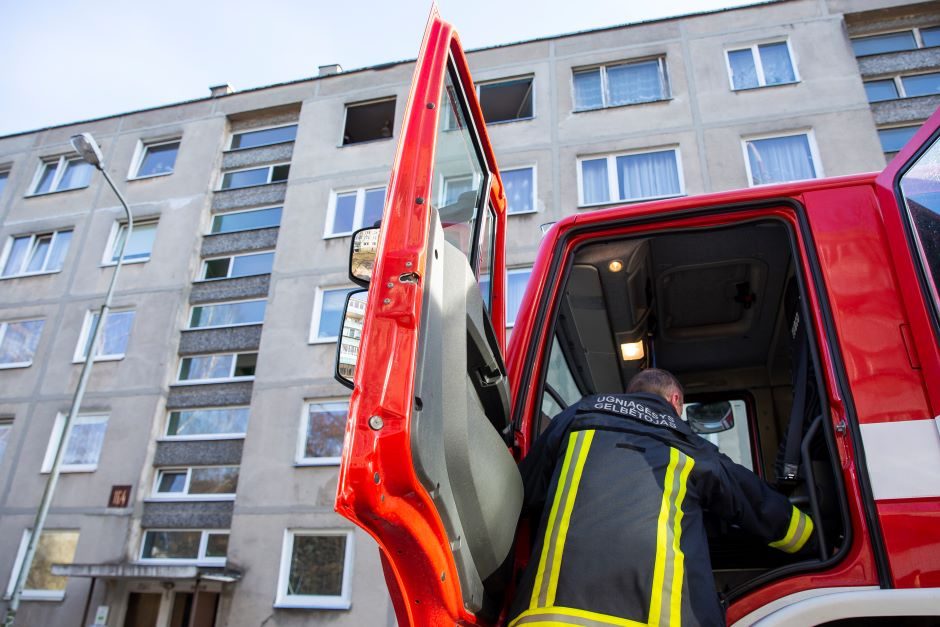 Marijampolės savivaldybėje užsidegė namo siena: iš buto evakuoti penki žmonės