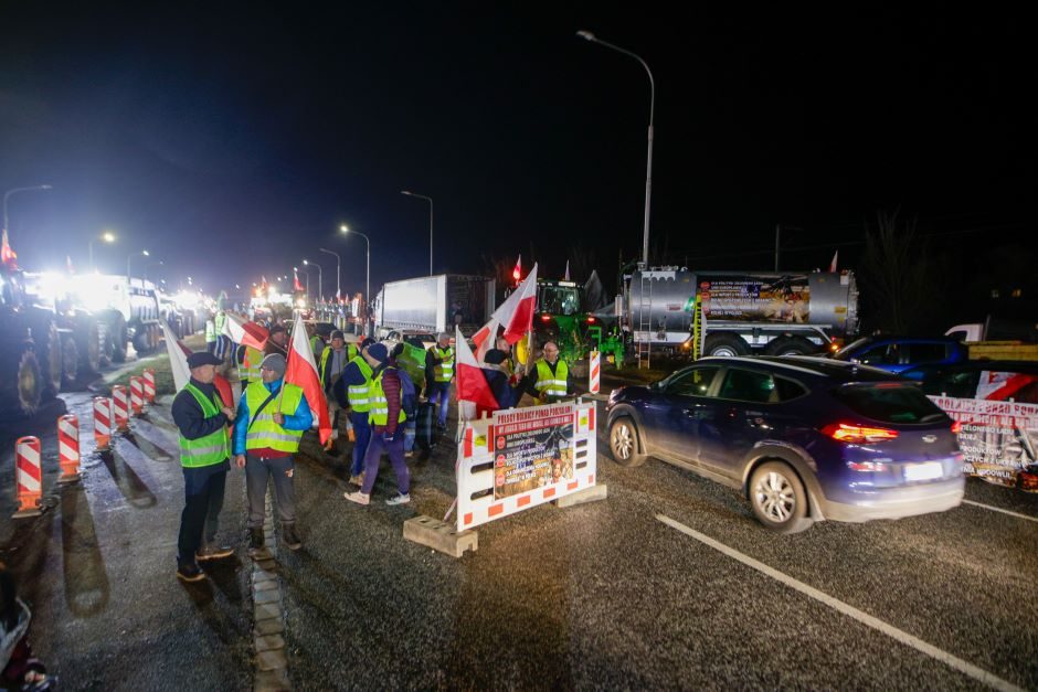 Lenkų ūkininkai pradėjo protestus prie dar dviejų Ukrainos pasienio kontrolės punktų