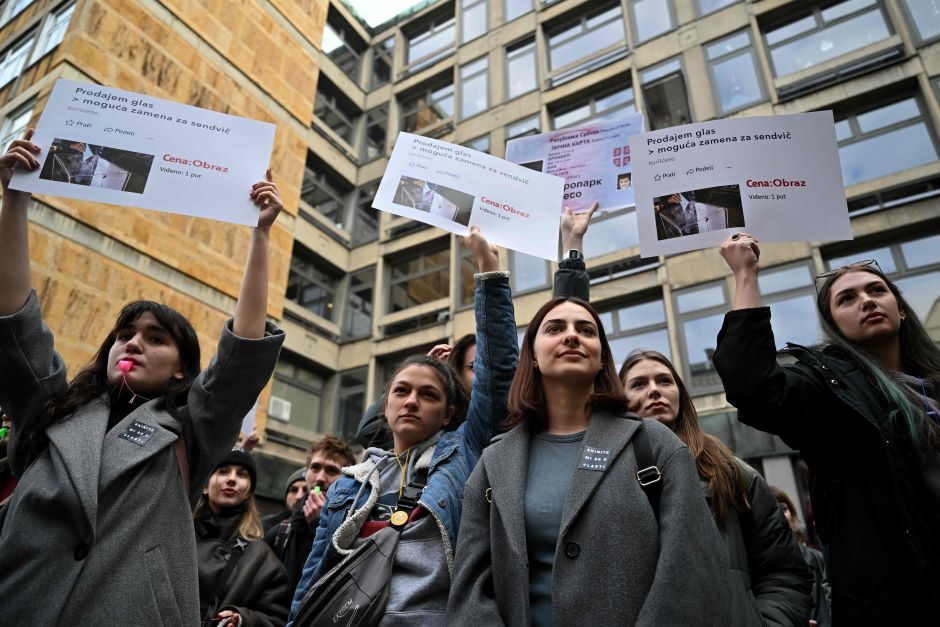 Prieš rinkimų rezultatus protestuojantys aktyvistai paskelbė 24 valandų Belgrado blokadą