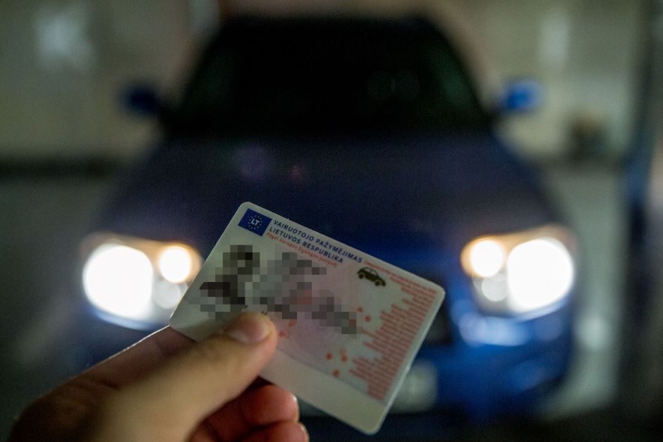 Moteris, ketindama registruoti automobilį, pateikė suklastotą vairuotojo pažymėjimą